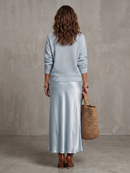 Luciana | Ensemble jupe satinée coupée dans le biais pour l'automne et cape en maille