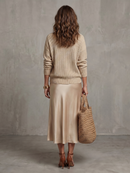 Luciana | Ensemble jupe satinée coupée dans le biais pour l'automne et cape en maille