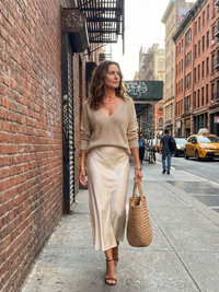 Luciana | Ensemble jupe satinée coupée dans le biais pour l'automne et cape en maille