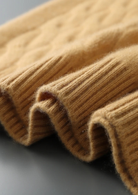 Suéter de lana con punto cable y cuello redondo