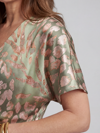 Corail | Robe midi à imprimé abstrait, décolleté en V et taille nouée