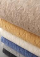 Suéter de lana con punto cable y cuello redondo