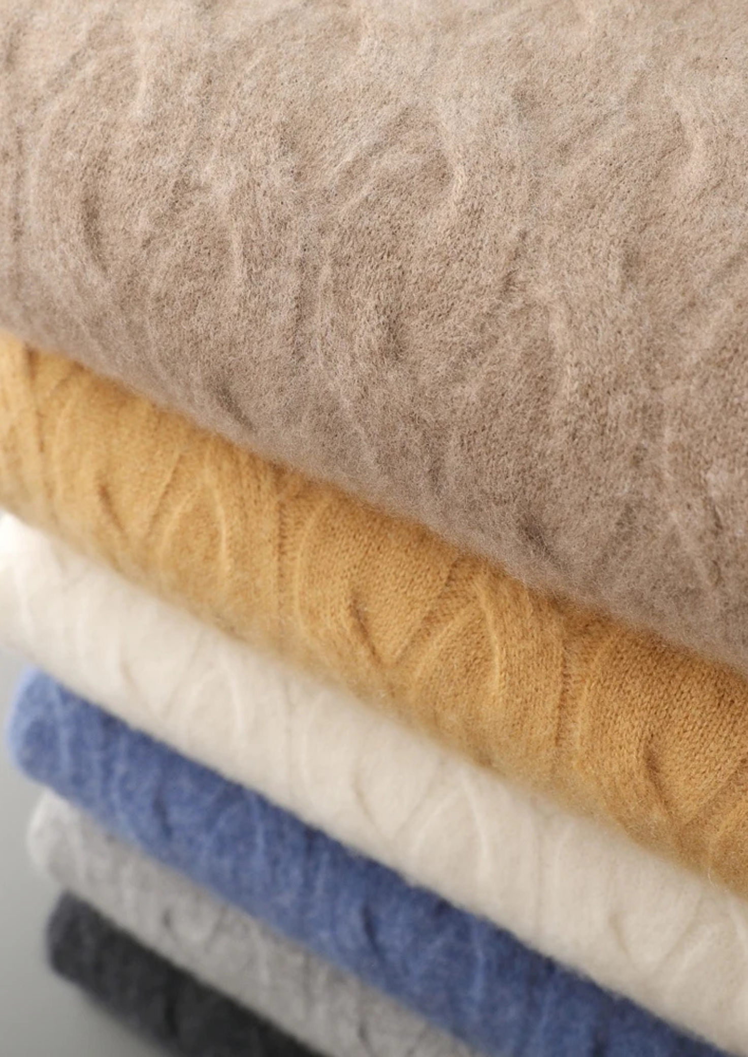 Suéter de lana con punto cable y cuello redondo