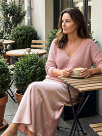 Luciana | Ensemble jupe satinée coupée dans le biais pour l'automne et cape en maille