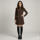 Vestido Sofisticado Línea A con Detalle Plisado y Cadena Dorada