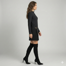 Vestido Sofisticado Línea A con Detalle Plisado y Cadena Dorada