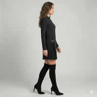 Vestido Sofisticado Línea A con Detalle Plisado y Cadena Dorada