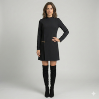 Vestido Sofisticado Línea A con Detalle Plisado y Cadena Dorada