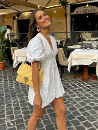 Vestido mini con mangas abullonadas