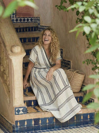 Teresa | Robe midi portefeuille à col en V et manches courtes