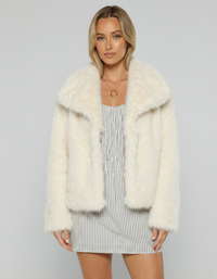 Victoria™ | Abrigo de pelo sintético