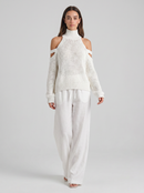 Ensemble pull à col roulé beige en maille avec épaules dénudées et pantalon large