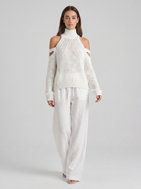 Ensemble pull à col roulé beige en maille avec épaules dénudées et pantalon large