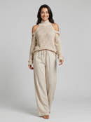 Ensemble pull à col roulé beige en maille avec épaules dénudées et pantalon large