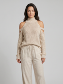 Ensemble pull à col roulé beige en maille avec épaules dénudées et pantalon large