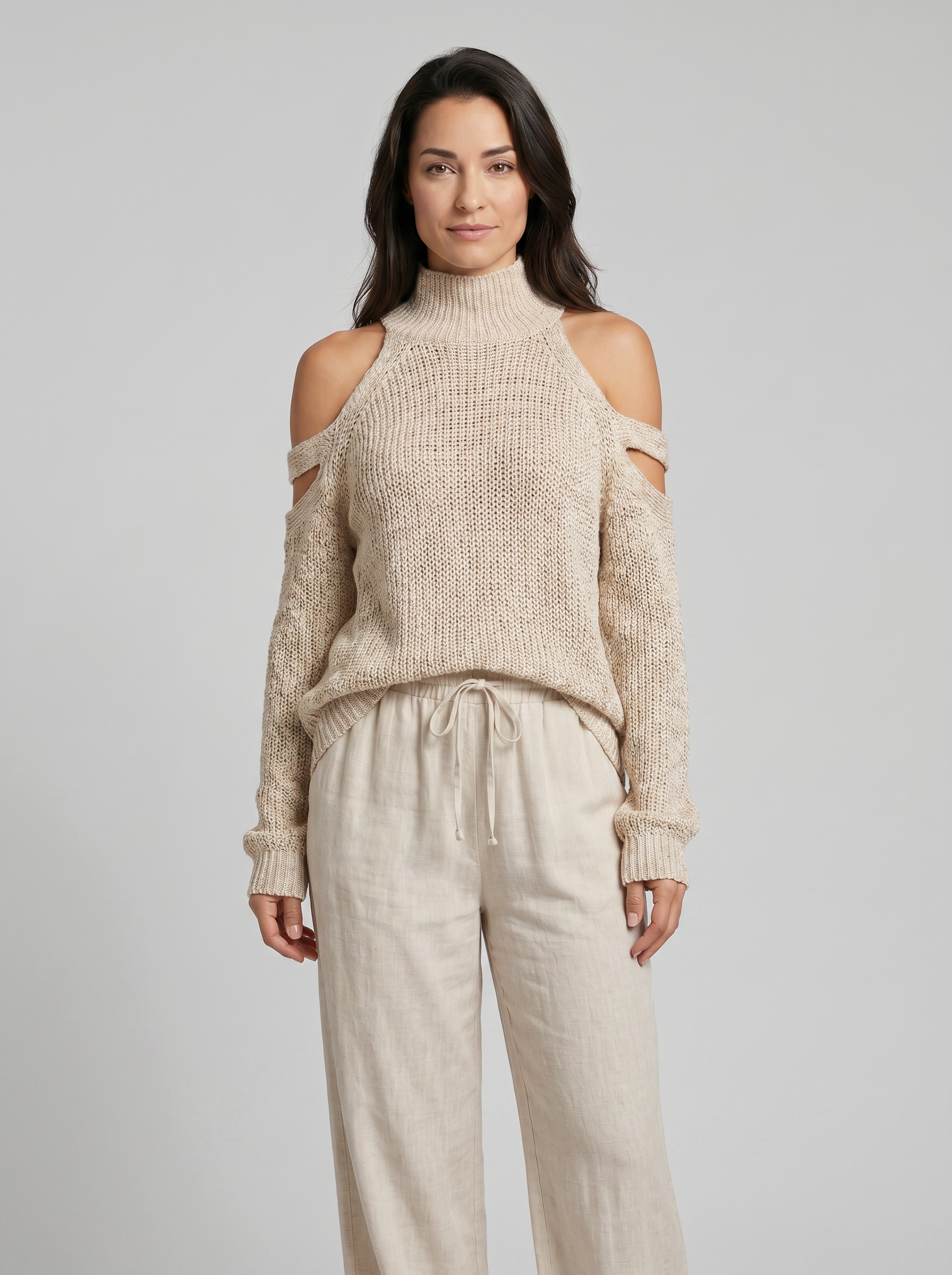 Ensemble pull à col roulé beige en maille avec épaules dénudées et pantalon large