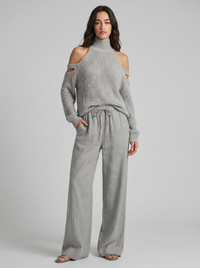 Ensemble pull à col roulé beige en maille avec épaules dénudées et pantalon large
