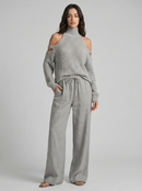 Ensemble pull à col roulé beige en maille avec épaules dénudées et pantalon large