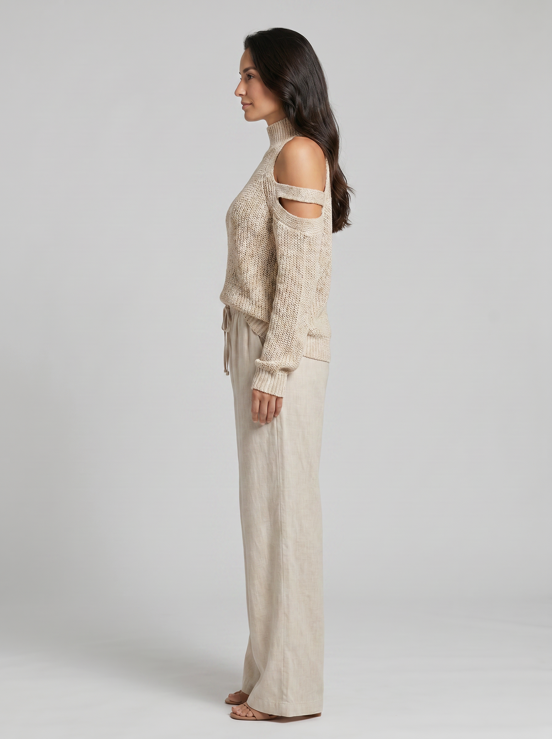 Ensemble pull à col roulé beige en maille avec épaules dénudées et pantalon large