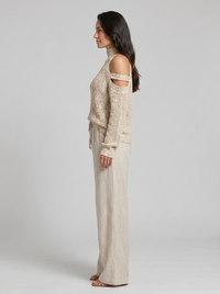 Ensemble pull à col roulé beige en maille avec épaules dénudées et pantalon large
