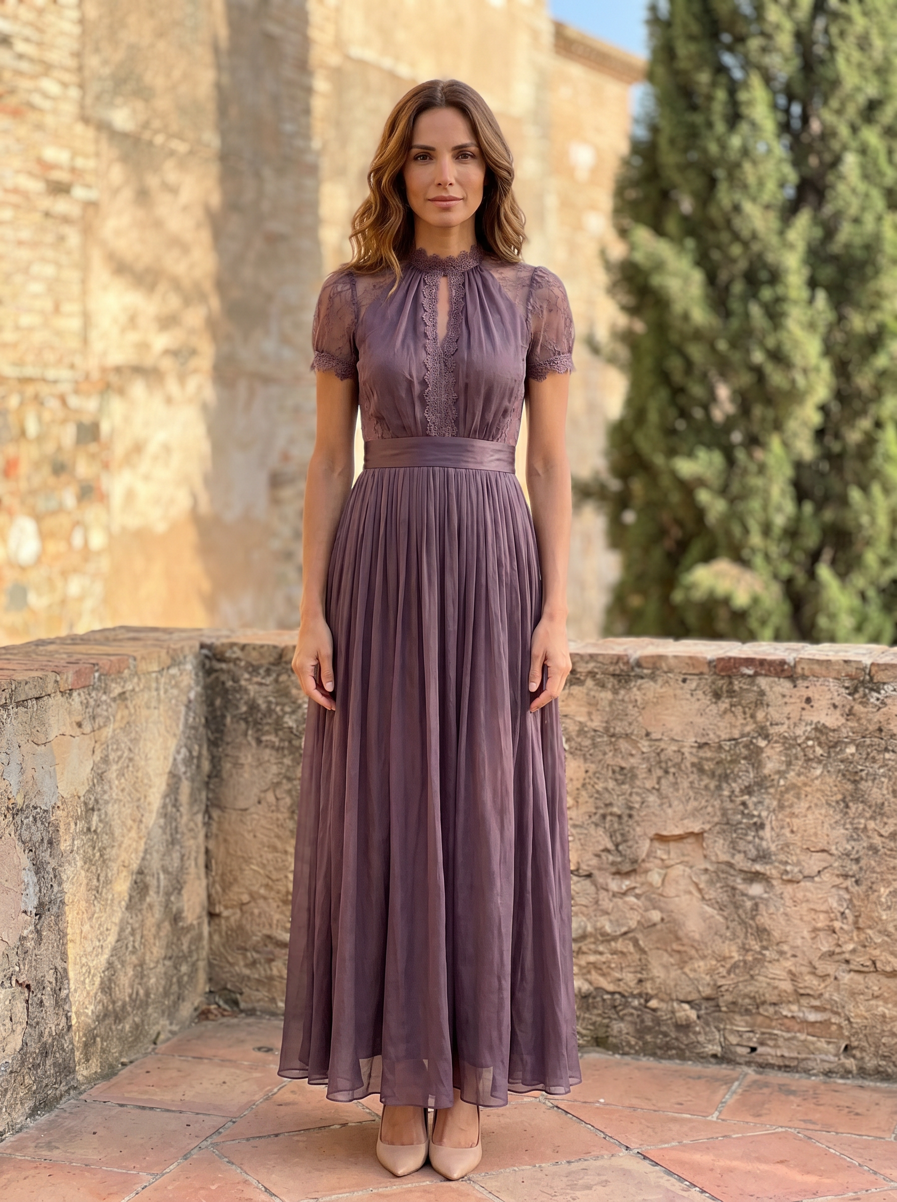 Flavia | Robe longue violette à encolure en trou de serrure, ourlet en dentelle de mousseline