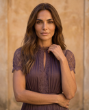 Flavia | Robe longue violette à encolure en trou de serrure, ourlet en dentelle de mousseline