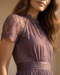Flavia | Robe longue violette à encolure en trou de serrure, ourlet en dentelle de mousseline