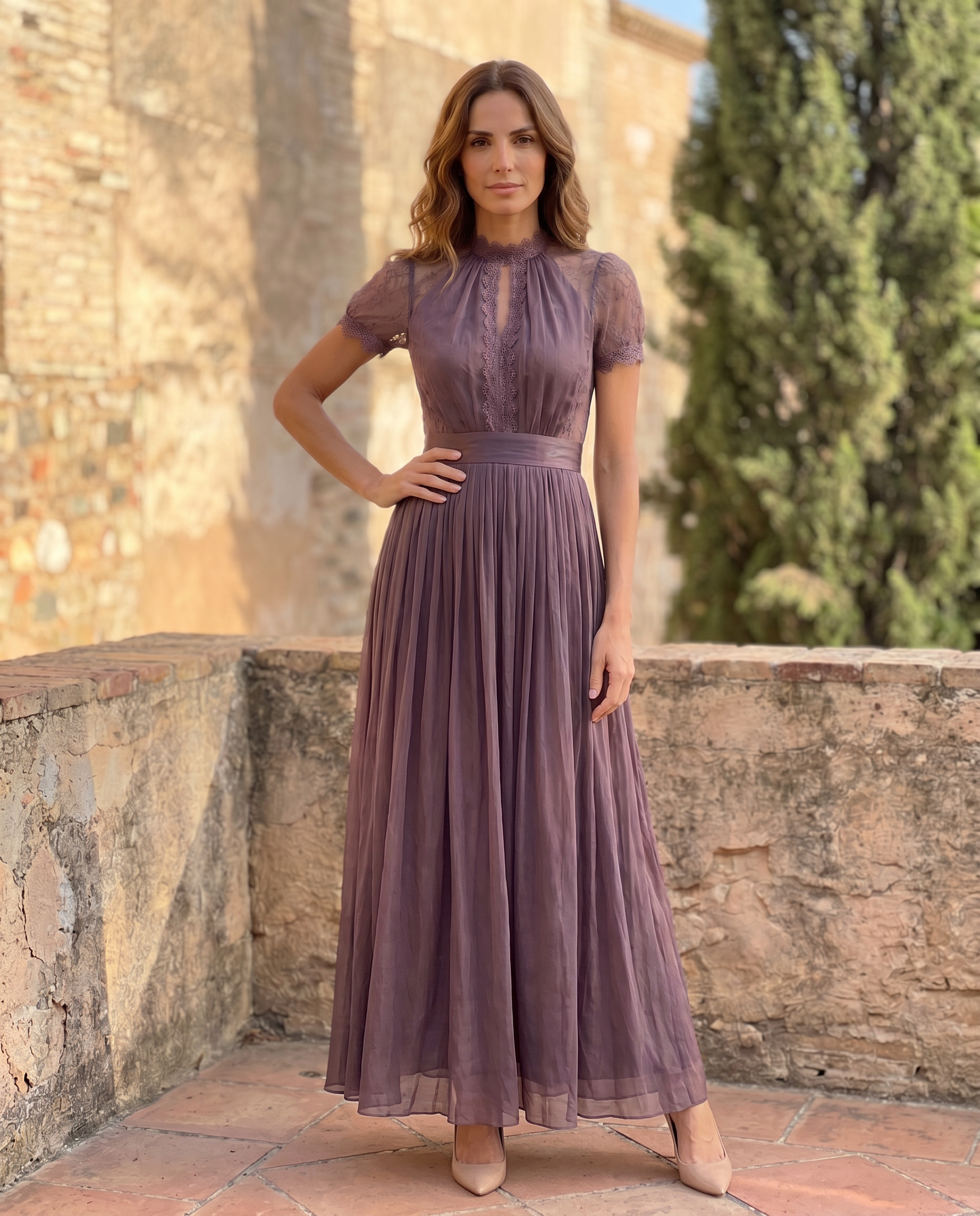 Flavia | Robe longue violette à encolure en trou de serrure, ourlet en dentelle de mousseline