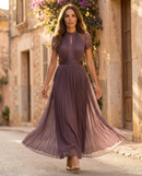 Flavia | Robe longue violette à encolure en trou de serrure, ourlet en dentelle de mousseline