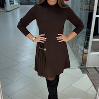 Vestido Sofisticado Línea A con Detalle Plisado y Cadena Dorada