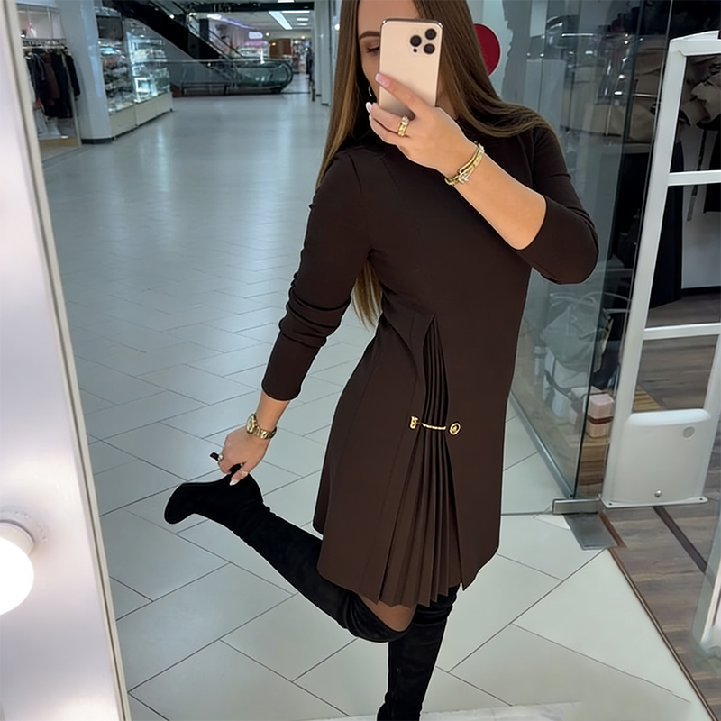 Vestido Sofisticado Línea A con Detalle Plisado y Cadena Dorada